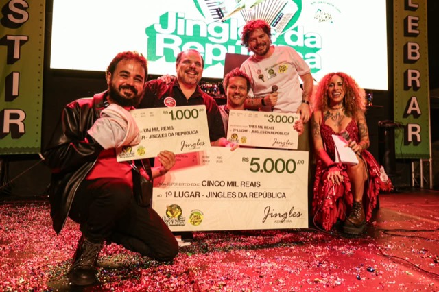 Premiados reunidos no palco com os cheques de R$ 1.000, R$ 3.000 e R$ 5.000.